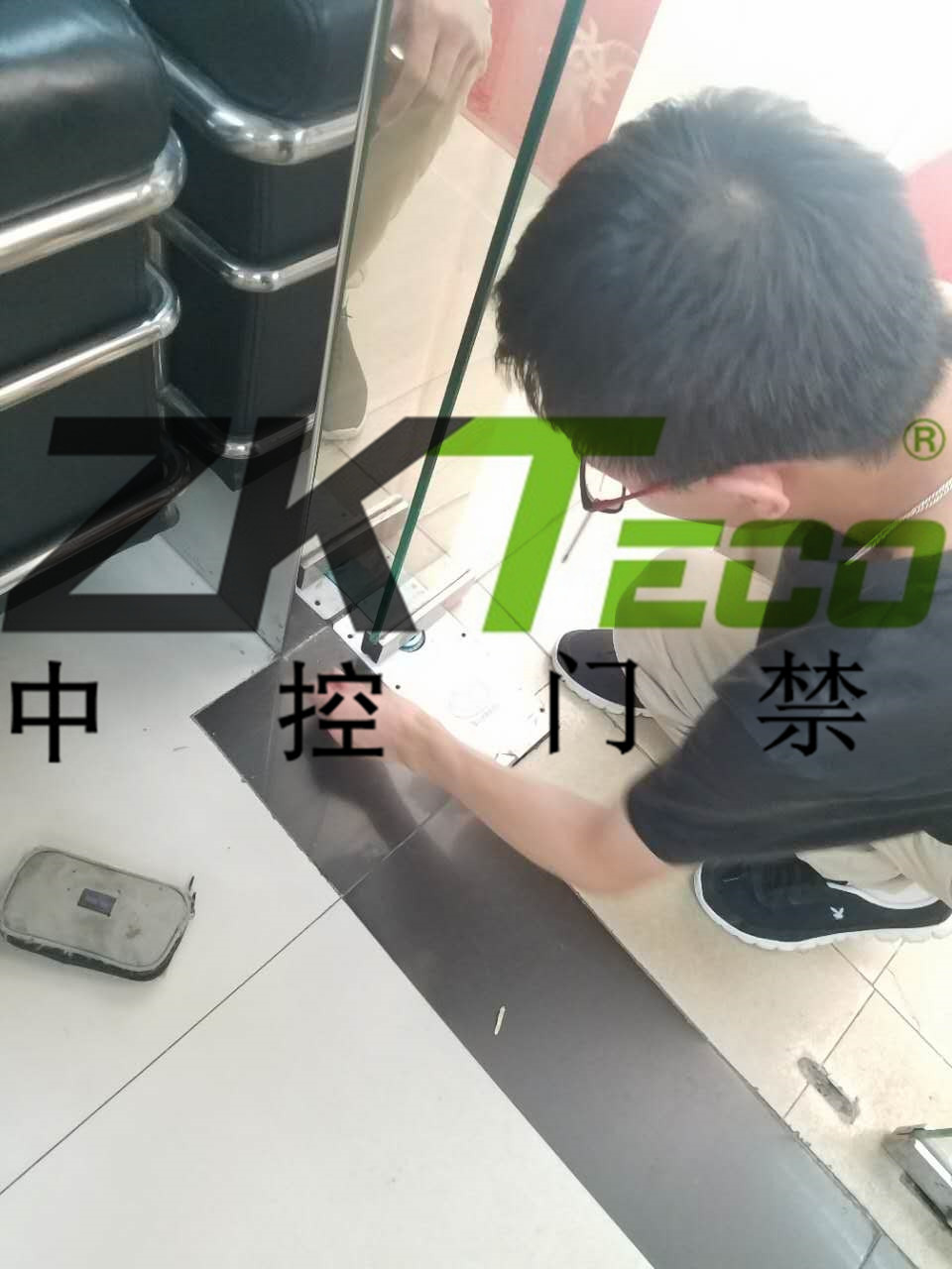 中控門禁公司在越秀區(qū)更換玻璃門彈簧，調(diào)維修玻璃門